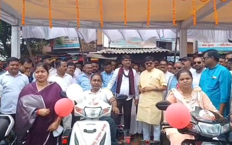 Dhanbad News : सूर्यदेव सिंह की 35वीं पुण्यतिथि मनाई गई, 12 दिव्यांगों को मिली स्कूटी