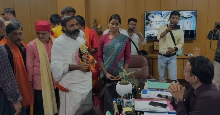Hazaribagh News : नंगे पांव भगवान संग पहुंचे महंत, प्रशासन बोला- मंदिर की जमीन लूटने नहीं देंगे
