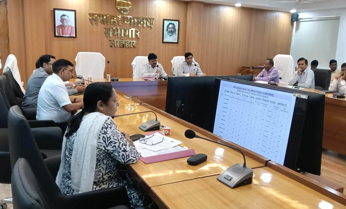 Latehar News : डीसी ने की योजनाओं की समीक्षा, लंबित कार्यों को जल्द पूरा करने का निर्देश