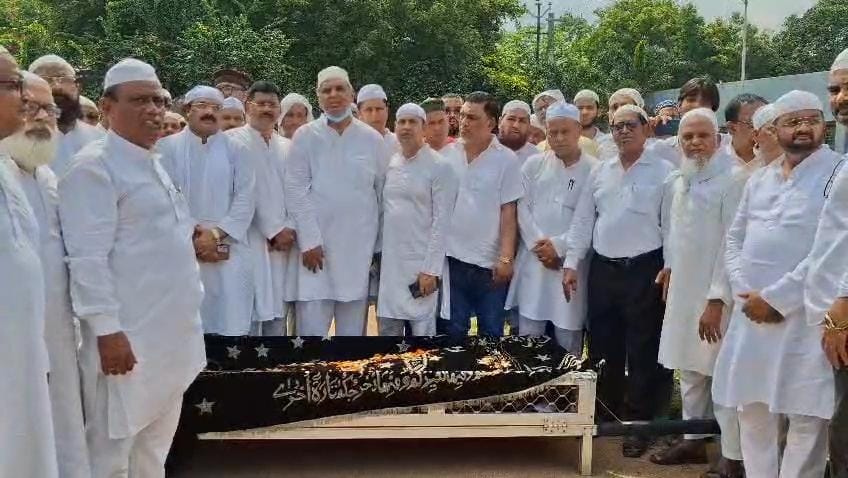 Dhanbad News : पूर्व मंत्री मन्नान मल्लिक को राजकीय सम्मान के साथ अंतिम विदाई, वासेपुर कब्रिस्तान में हुए सुपुर्दे खाक