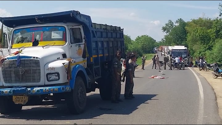 Jamtara News : स्कूल से लौट रहे मासूम छात्र की डंपर से कुचलकर मौत, गांव में मातम