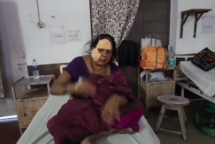 Dhanbad News : जर्जर रेलवे क्वार्टर की छत का प्लास्टर गिरा, महिला घायल