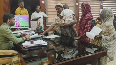 Jamtara News : जनता दरबार में पहुंचे 45 फरियादी, अधिकारियों को एक हफ्ते में समाधान का निर्देश