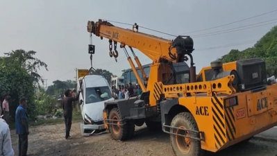 Bokaro News : सेक्टर 12 में बड़ा हादसा टला, टोटो को बचाने में नाले में गिरी कार