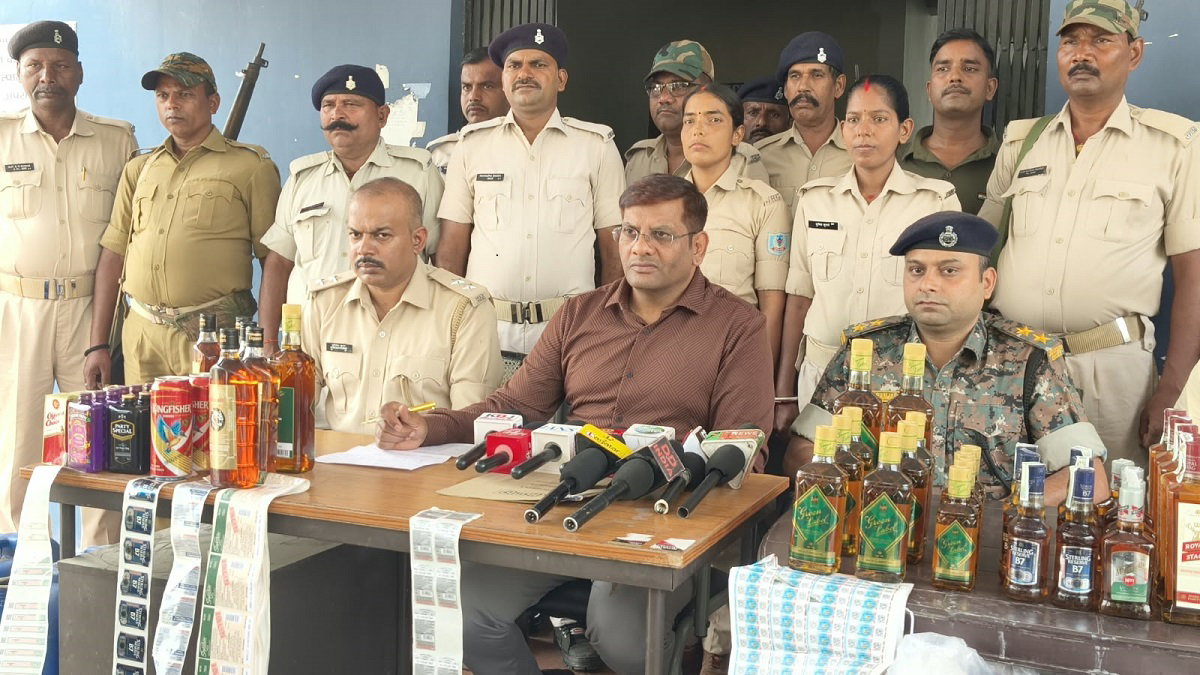 Giridih News : बगोदर में अवैध शराब की मिनी फैक्ट्री का भंडाफोड़, 7,200 लीटर अंग्रेजी शराब जब्त