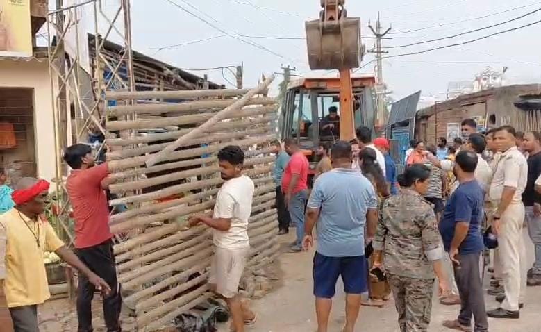 Dhanbad News : सड़क पर कब्जे के खिलाफ निगम का अभियान, बरमसिया से धनसार तक हटाया अतिक्रमण
