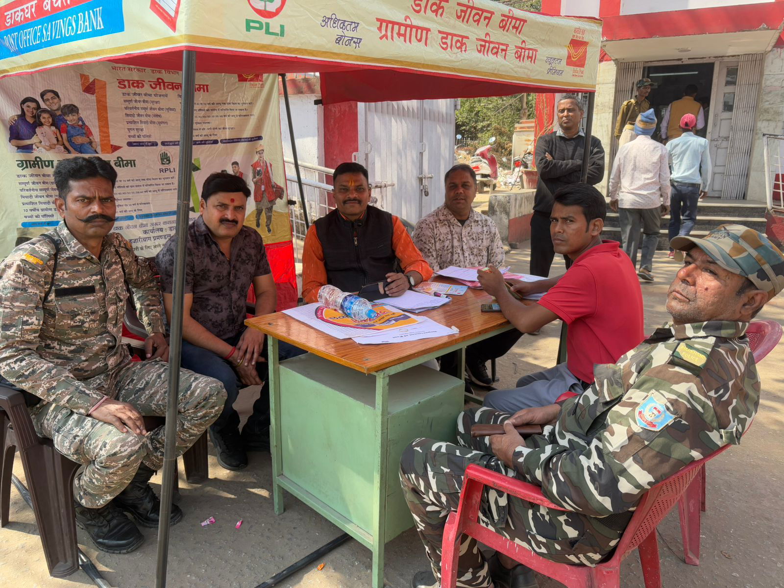 रामगढ़ः प्रधान डाकघर में लगे शिविर में ग्रामीण डाक जीवन बीमा व अन्य सेवाओं की दी गई जानकारी