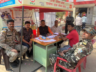 रामगढ़ः प्रधान डाकघर में लगे शिविर में ग्रामीण डाक जीवन बीमा व अन्य सेवाओं की दी गई जानकारी