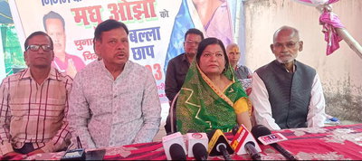 पलामूः वार्ड 8 की पार्षद प्रत्याशी मधु ओझा ने बैनर फाड़ने का लगाया आरोप