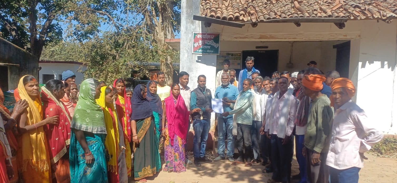 लातेहारः बकाया भुगतान की मांग को लेकर 26 को बेतला रेंज कार्यालय में ताला जड़ेंगे मजदूर