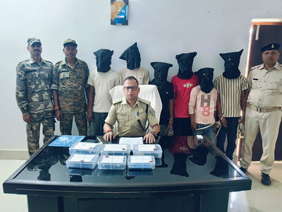 देवघरः 6 साइबर अपराधी गिरफ्तार, 8 मोबाइल व 9 सिम बरामद