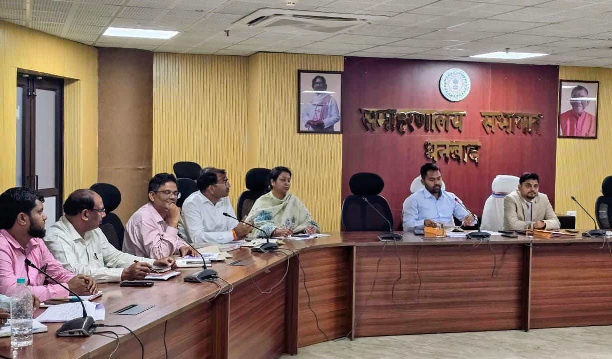 धनबादः जल संकट से निबटने की तैयारी, डीसी बोले- जरूरत पड़ी तो टैंकर से पहुंचाएंगे पानी