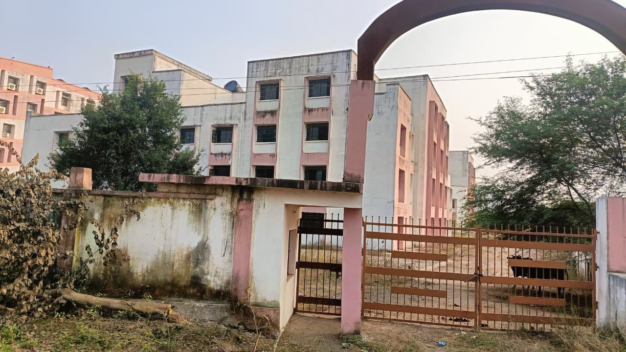 पलामूः 25 करोड़ में बना पॉलिटेक्निक कॉलेज बेकार,एक दशक बाद भी पढ़ाई का इंतजार