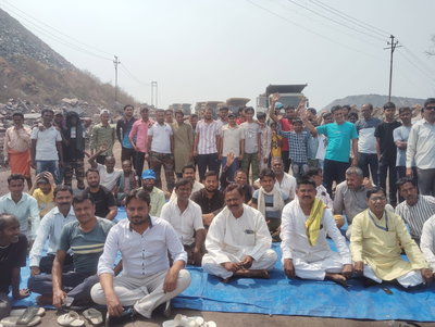 धनबादः पिट वाटर की मांग को लेकर ग्रामीणों का धरना, ओबी डंपिंग कार्य 6 घंटे ठप