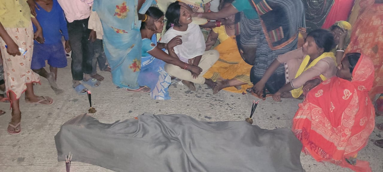 लातेहारः ट्रैक्टर के धक्के से महिला की मौत, विरोध में सड़क जाम