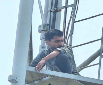 Giridih News : मोबाइल टावर पर चढ़ा युवक, भाई की साली से शादी की जिद पर आड़ा