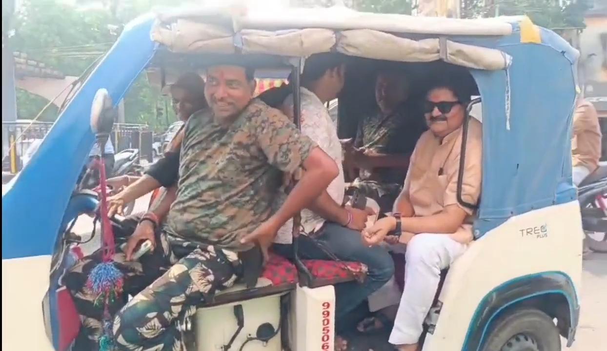 Dhanbad News : विधायक राज सिन्हा ने किया टोटो से सफर, दिया पेट्रोल बचाने का संदेश