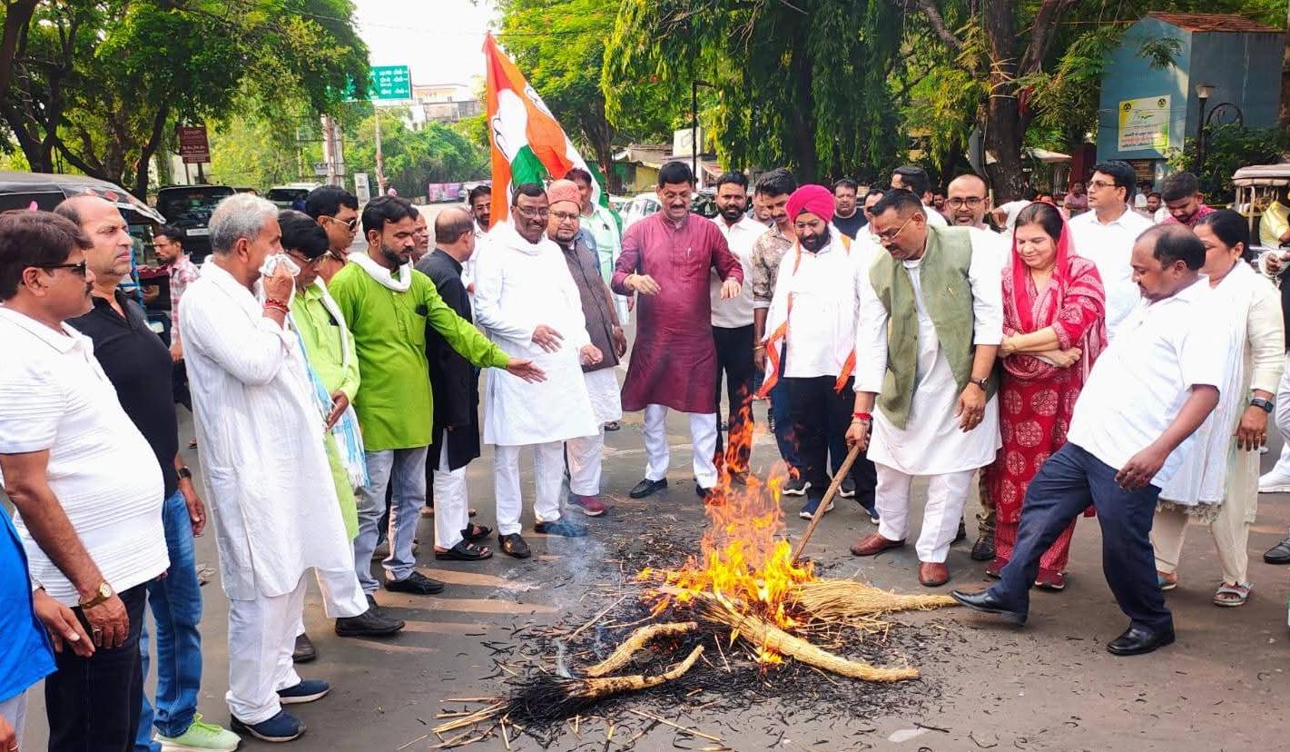 Dhanbad News : बढ़ती महंगाई के खिलाफ कांग्रेस का हल्लाबोल, फूंका प्रधानमंत्री का पुतला