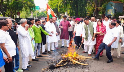 Dhanbad News : बढ़ती महंगाई के खिलाफ कांग्रेस का हल्लाबोल, फूंका प्रधानमंत्री का पुतला
