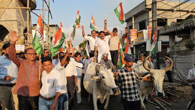 Giridih News : महंगाई के विरोध में बैलगाड़ी से पहुंचे कांग्रेसी, फूंका केंद्र सरकार का पुतला