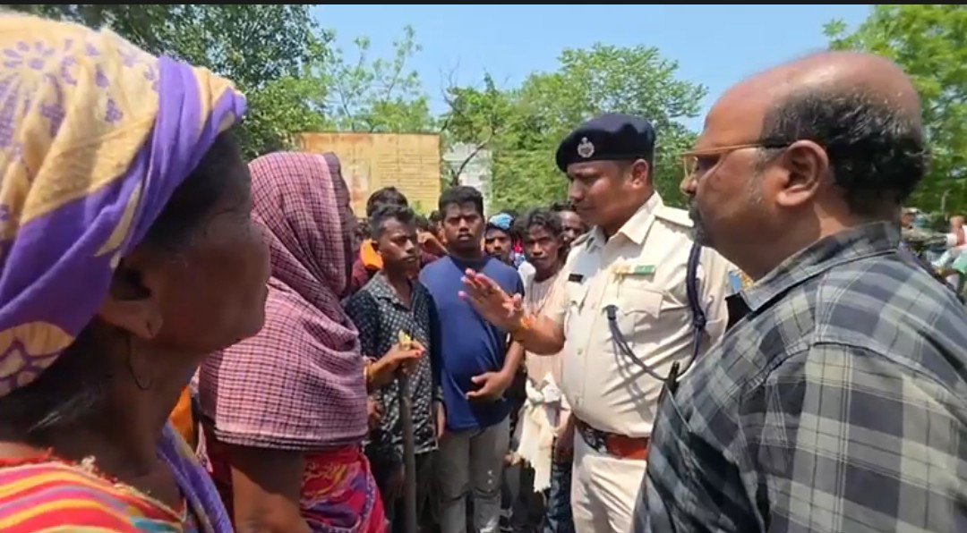 Chakradharpur News : सड़क हादसे में 3 युवकों की मौत के दूसरे दिन ग्रामीणों ने दो घंटे जाम रखी सड़क