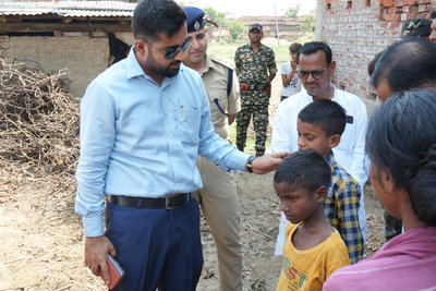 Palamu News : गांव पहुंच अनाथ बच्चों से मिले डीसी, सरकारी योजनाओं से जोड़ने का निर्देश