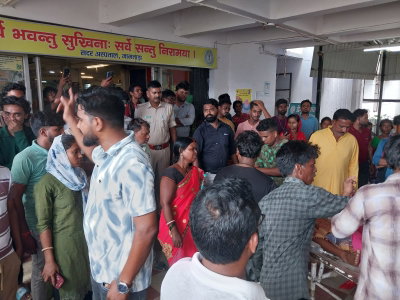 Jamtara News : सदर अस्पताल से रेफर गर्भवती की मौत, परिजनों का अस्पताल में हंगामा, तोड़फोड़