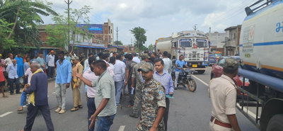 Ramgarh News : ट्रक की चपेट में आकर महिला की मौत, विरोध में एनएच-23 जाम