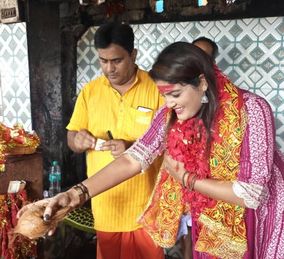 Ramgarh News : भोजपुरी गायिका निशा उपाध्याय पहुंचीं रजरप्पा, मां छिन्नमस्तिका मंदिर में की पूजा