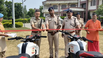 Latehar News : लातेहार पुलिस को मिलीं 25 नई बाइक, एसपी ने किया रवाना