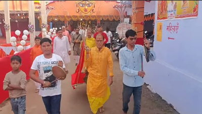 Gumla News : पंडालों के पट खुले, बेलवरण के साथ मां भगवती का  आह्वान