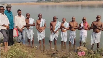 Dhanbad News : सीएम हेमंत की मां के दशकर्म पर झामुमो नेताओं ने बराकर नदी घाट पर  कराया मुंडन