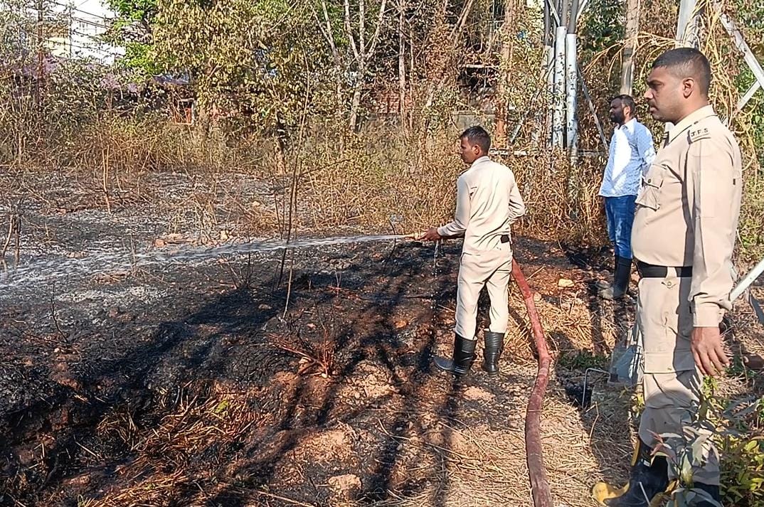 धनबादः बरमसिया बिजली घर के पास झाड़ियों में लगी आग, बड़ा हादसा टला