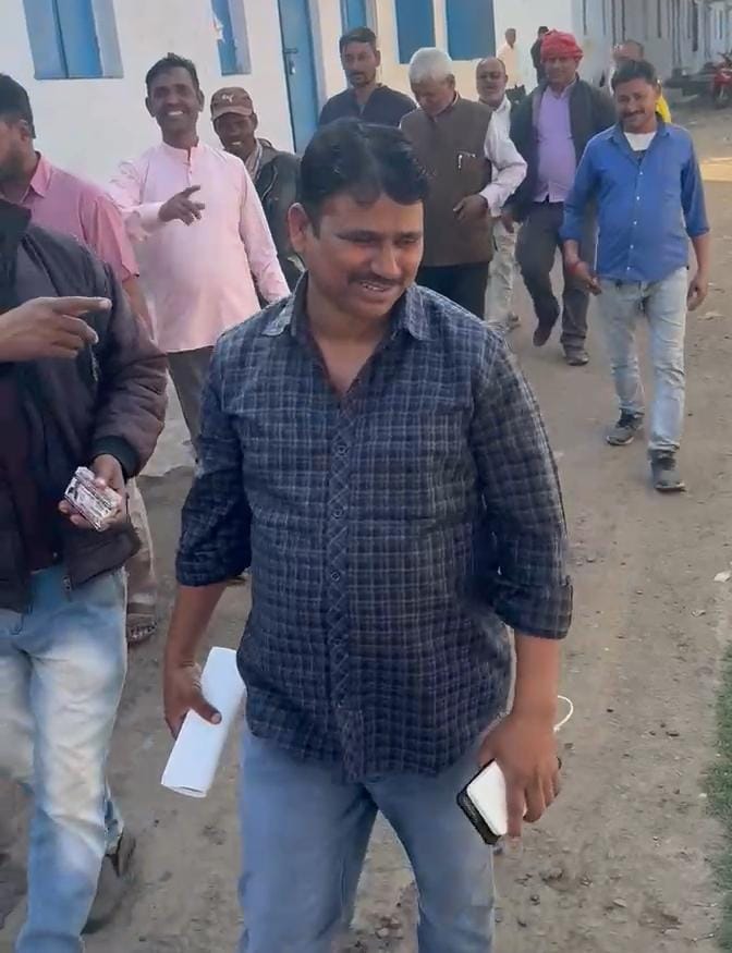 धनबादः वार्ड 38 के पार्षद प्रत्याशी जय कुमार ने किया जनसंपर्क, मांगा समर्थन