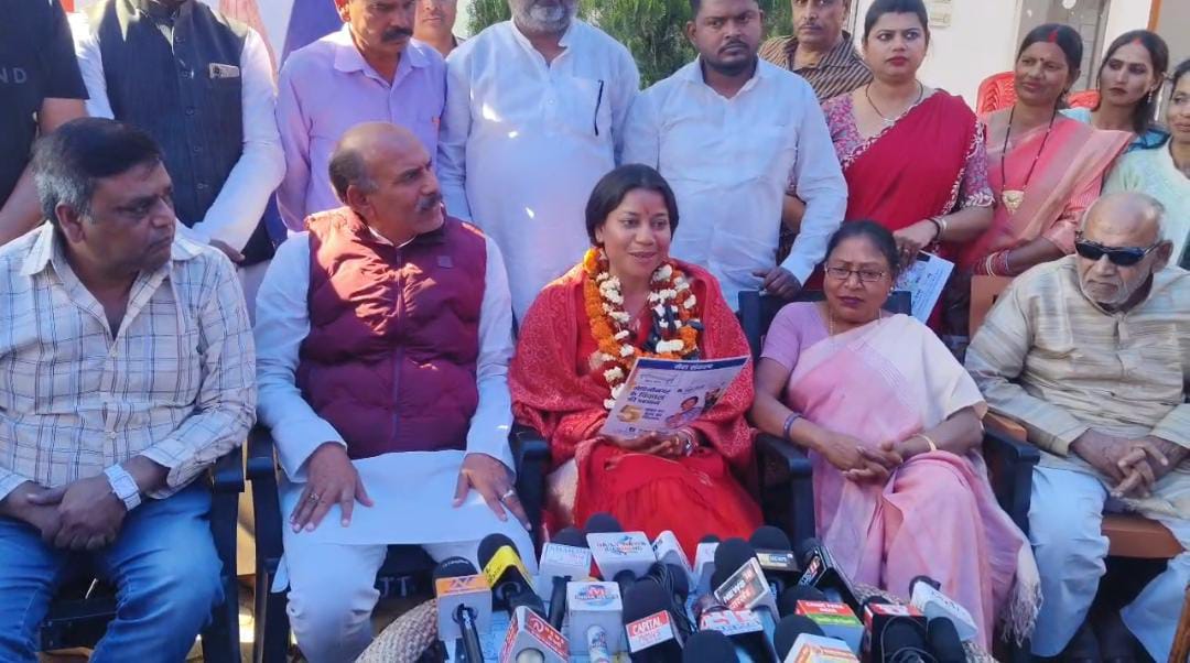 पलामूः मेयर प्रत्याशी नम्रता त्रिपाठी का घोषणा पत्र जारी, किए 10 बड़े वादे