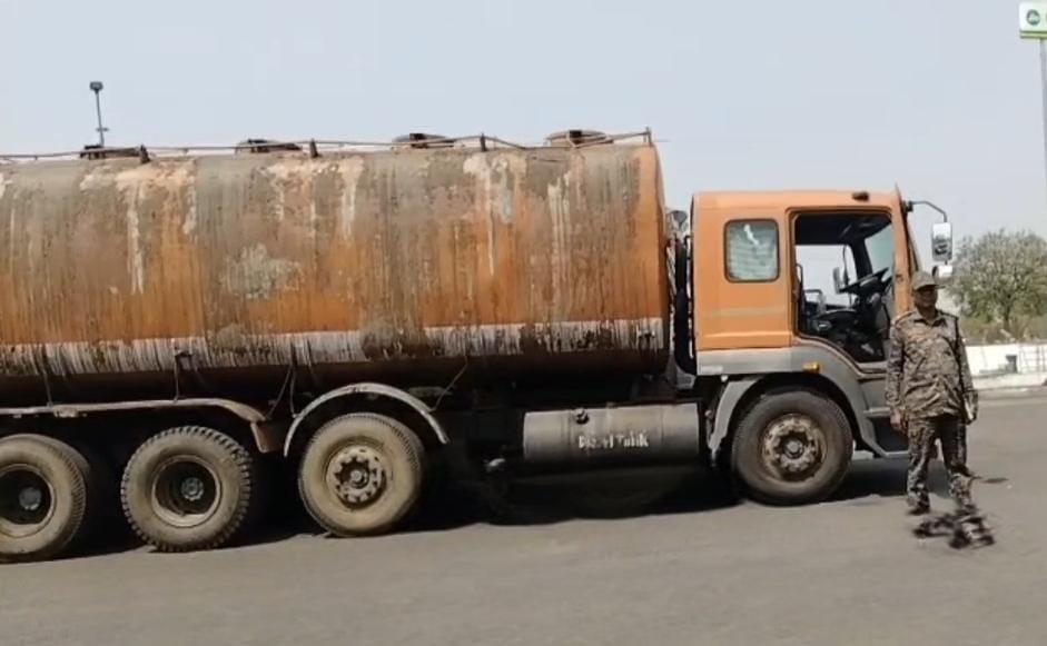 धनबादः उत्पाद विभाग की बड़ी कार्रवाई, 24 हजार लीटर अवैध स्प्रिट जब्त, टैंकर चालक गिरफ्तार