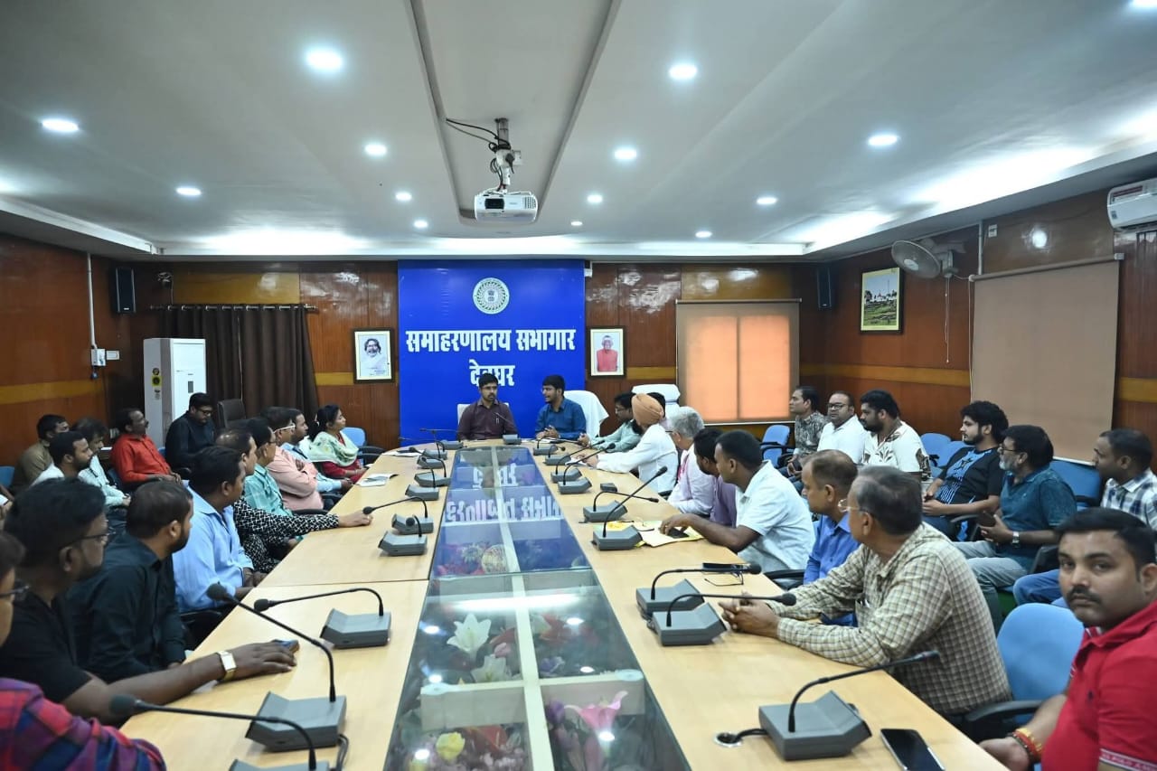 देवघरः डीसी ने गैस एजेंसियों को दी चेतावनी, जमाखोरों पर कार्रवाई का निर्देश