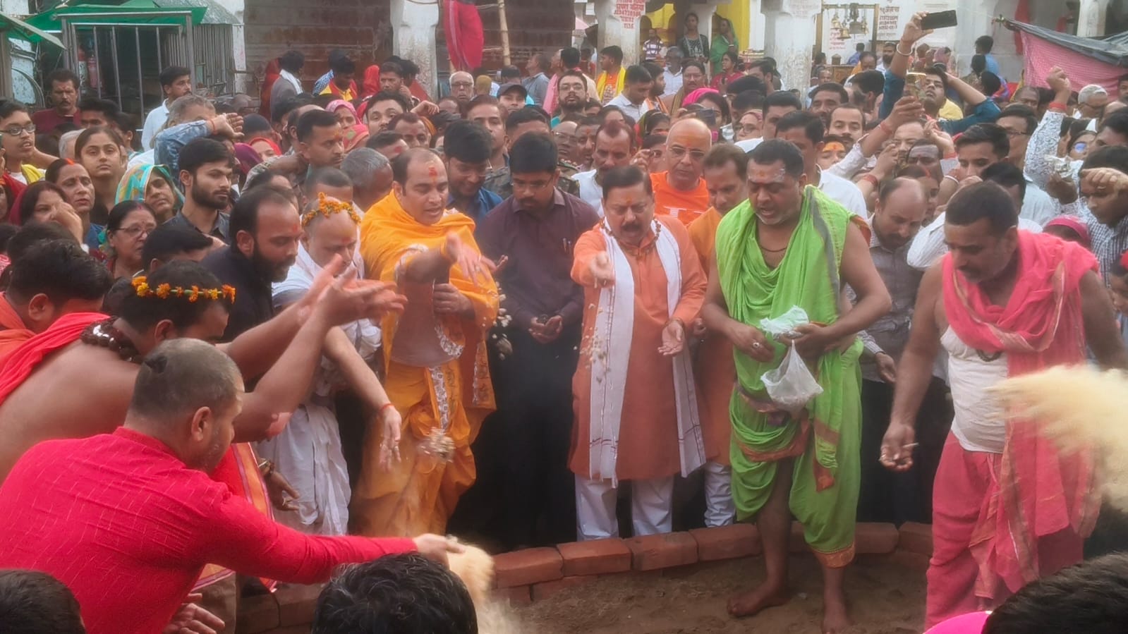 देवघरः बाबा मंदिर परिसर में श्रद्धा के साथ हुई नगर गंवाली पूजा