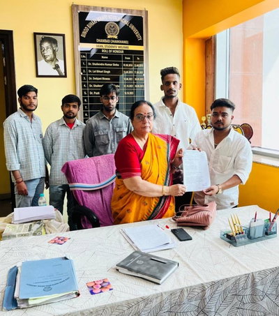 धनबादः चैती छठ को लेकर बीबीएमकेयू में परीक्षा स्थगित करने की मांग, NSUI ने सौंपा ज्ञापन