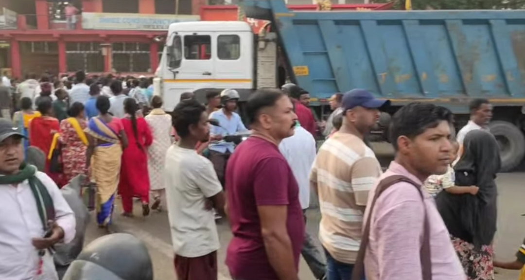 Ramgarh News : नो इंट्री में हाइवा की चपेट में आकर एक की मौत, नईसराय चौक घंटों जाम