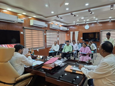 Jamtara News : डीसी ने की स्थापना-अनुकंपा मामलों की समीक्षा, लंबित मामलों के त्वरित निष्पादन का निर्देश