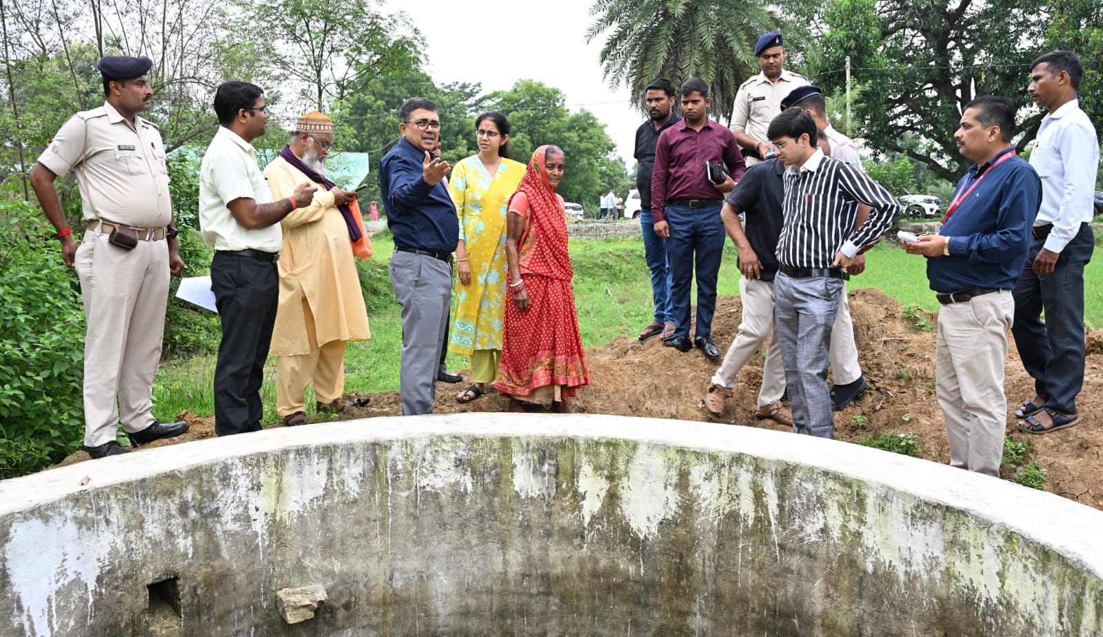 Bokaro News : डीसी-डीडीसी ने चास में मनरेगा व अबुआ आवास योजनाओं का किया निरीक्षण