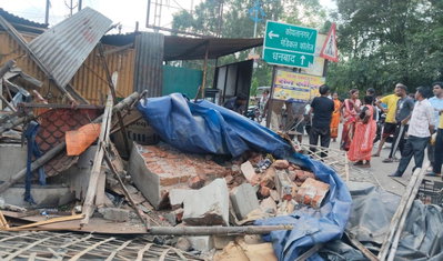 Dhanbad News : एसएनएमएमसीएच रोड अतिक्रमण मुक्त, स्टील गेट से अस्पताल तक चला बुलडोजर