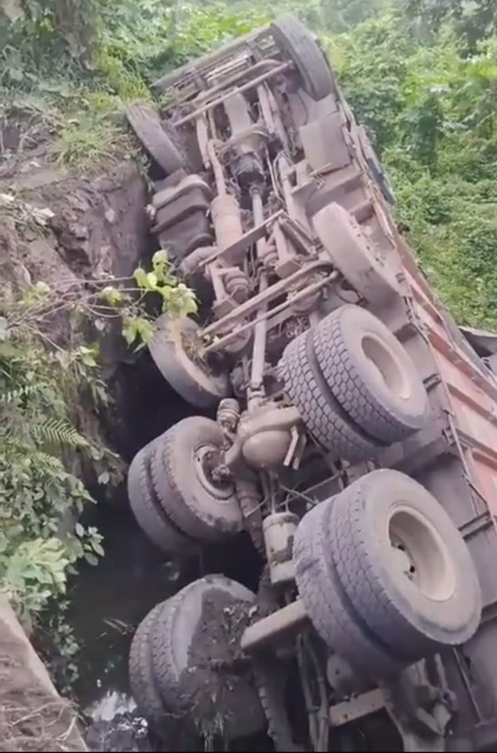 Bokaro News : सीमेंट लदा ट्रक पुलिया से नीचे गिरा, बाल-बाल बचा चालक