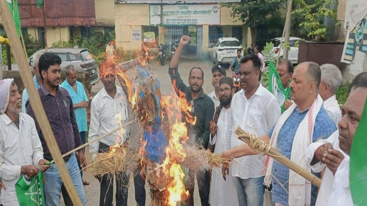 Giridih News : खनिज संशोधन बिल के खिलाफ 28 पंचायतों में आंदोलन करेगा झामुमो, पीएम मोदी का फूंका पुतला