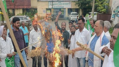 Giridih News : खनिज संशोधन बिल के खिलाफ 28 पंचायतों में आंदोलन करेगा झामुमो, पीएम मोदी का फूंका पुतला