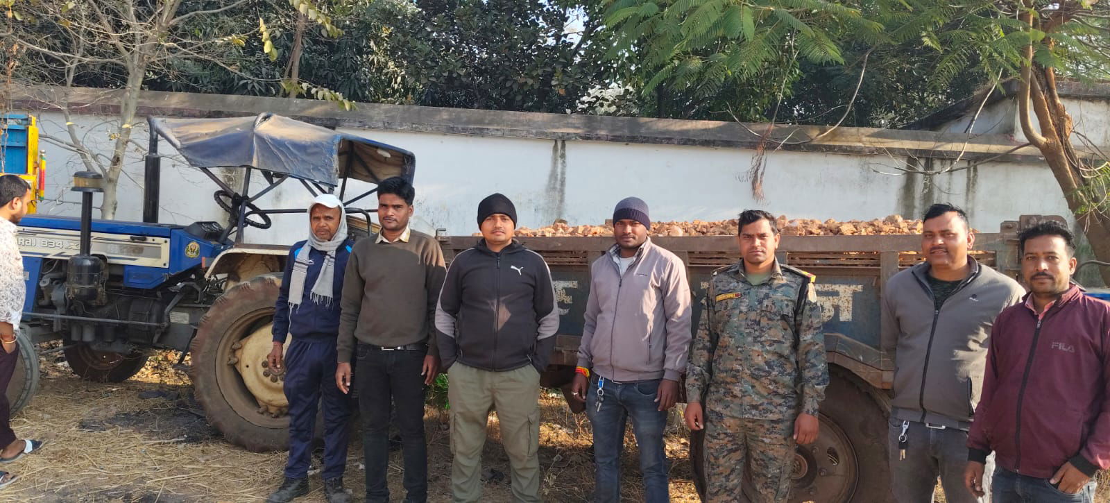 गिरिडीहः बालमुकुंद कंपनी का चल रहा अवैध उत्खनन, क्वार्ट्ज लदा ट्रैक्टर जब्त