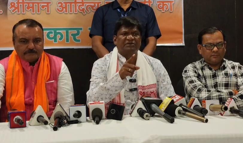 धनबाद मेयर चुनाव: सांसद ढुल्लू महतो प्रचार में कूदे, कहा- जमीन मिले तो 6 महीने में देंगे एयरपोर्ट