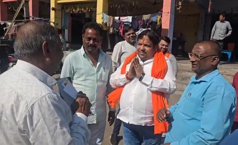 धनबाद: मेयर प्रत्याशी अमित अग्रवाल ने बरवाअड्डा फलमंडी में किया जनसंपर्क