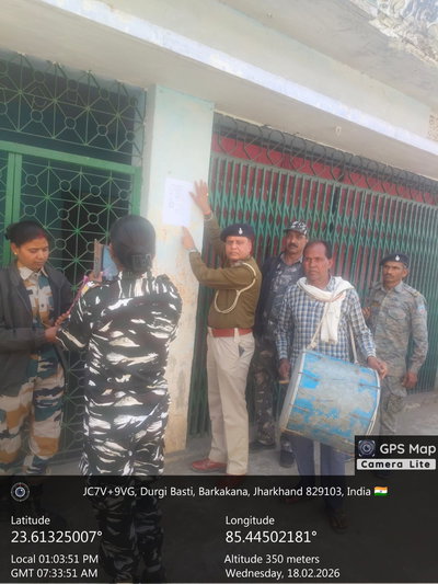 रामगढ़ः महिला थाना पुलिस ने फरार आरोपी के घर पर चिपकाया इश्तेहार